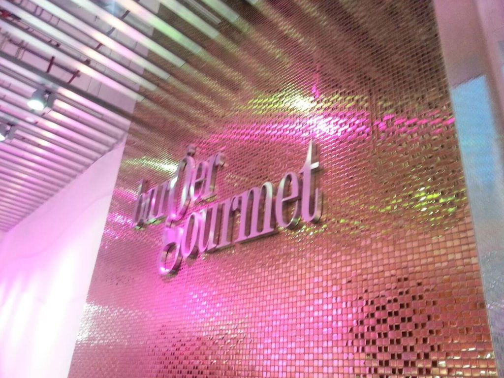 Burger Gourmet Doha Qatar Eating Gold Wall