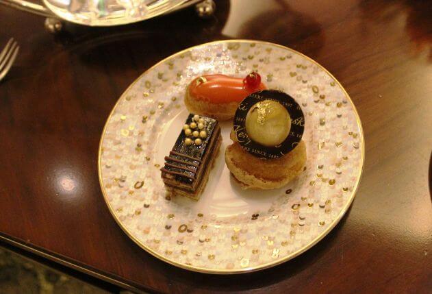 Cafe-Murano-Marsa-Malaz-Afternoon-Tea-Doha-Qatar-Eating-Eclair