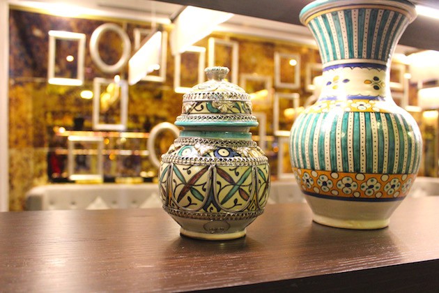 doha-gymkhana-souq-waqif-qatar-indian-restaurant-vases