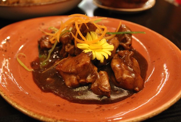 filipino-food-qatar-hwang-chicken-adobo-doha